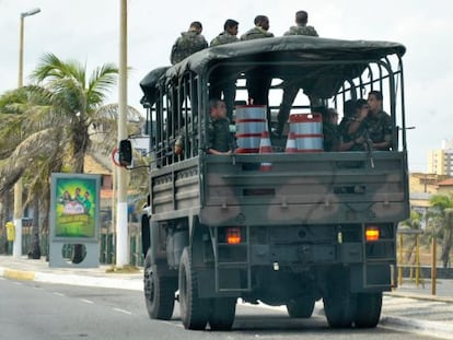 Soldados patrullaban ayer las playas de Salvador de Bahia, en medio de la huelga de polic&iacute;as.