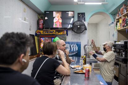 Varias personas siguen el desarrollo del concurso desde el Bar Carru.