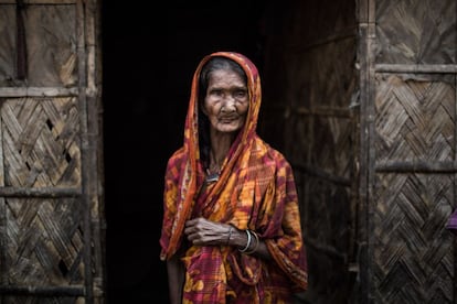 Asma Bibi asegura tener más de 100 años pero dice no poder recordar su edad exacta. Desde la muerte de su esposo mendiga como miles de ancianos en Bangladesh, especialmente mujeres, que sobreviven sin ninguna compensación económica o asistencia.