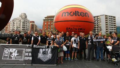 Aficionados del Bilbao Basket junto al balón gigante.