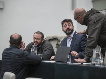 Sánchez Mato, segundo por la derecha, en el pleno de Madrid.