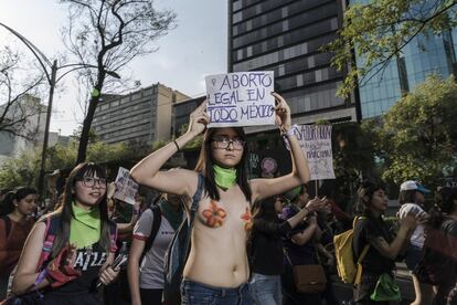 La movilización inició en el Ángel de la Independencia y concluyó en el Zócalo.