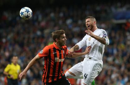 Sergio Ramos cabecea el balón ante un rival