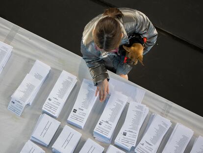 Una mujer ejerce su derecho al voto en un colegio electoral en A Coruña, durante la jornada electoral de este domingo.