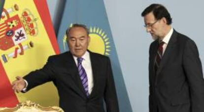 El presidente del Gobierno español, Mariano Rajoy (d), y el presidente de Kazajistán, Nursultan Nazarbayev (d), antes de la rueda de prensa conjunta que ambos mandatarios ofrecieron ayer en el Palacio de la Independencia en Astaná.