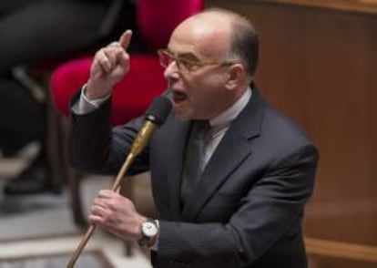 El ministro de Presupuesto francés, Bernard Cazeneuve, comparece en la apertura de la sesión parlamentaria de la Asamblea Nacional de París, Francia. EFE/Archivo