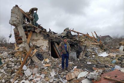 Un hombre junto a los escombros de una vivienda en la localidad ucrania de Yitómir, al oeste de Kiev. La Unesco exigió este jueves a Rusia que "cese de manera inmediata" los ataques contra escuelas, universidades, lugares de memoria del Holocausto e infraestructuras de comunicación en Ucrania.