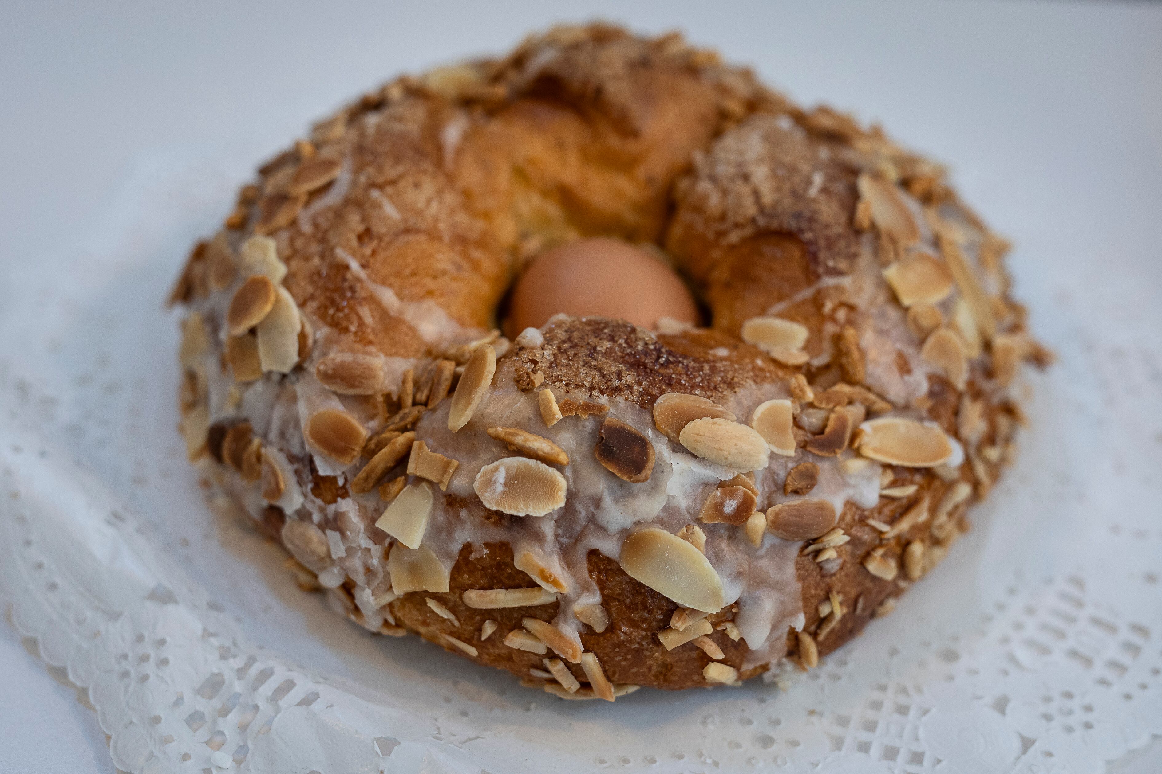 Las monas tradicionales están hechas de brioche, con recetas que varían en función de la zona, con huevo duro.