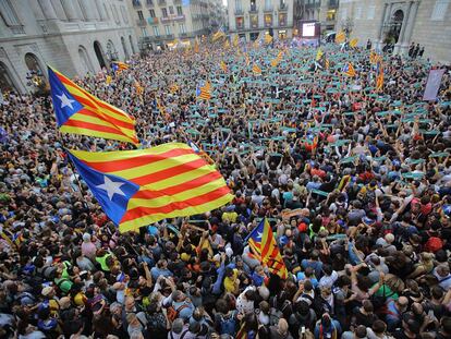 Esteladas en plaza de St. Jaume mientra empieza la primera fiesta de la República.