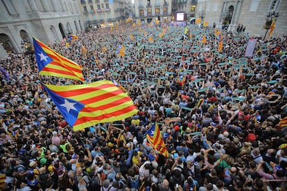 Esteladas en plaza de St. Jaume mientra empieza la primera fiesta de la República.