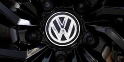 Logotipo de Volkswagen en una llanta.