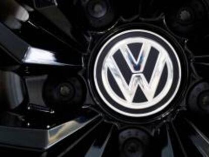 Logotipo de Volkswagen en una llanta.