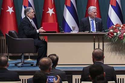 Alejandro Gil con Miguel Díaz-Canel en Ankara (Turquía), en noviembre de 2022.