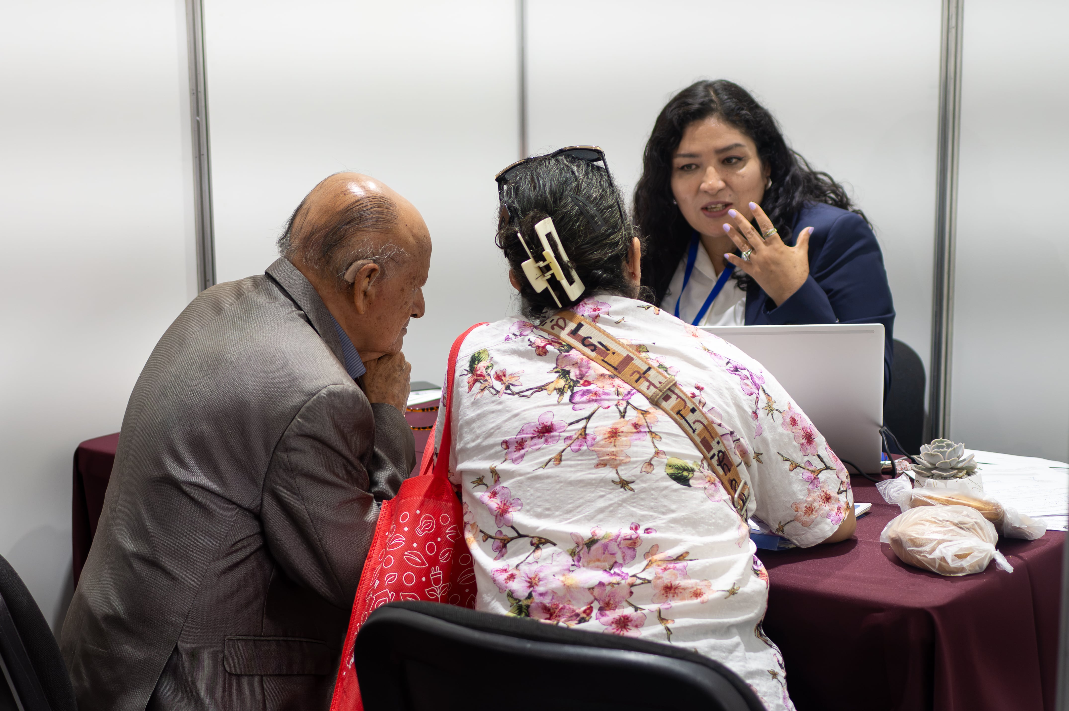 Personas son asesoradas jurídicamente en la mesa especializada contra el despojo.