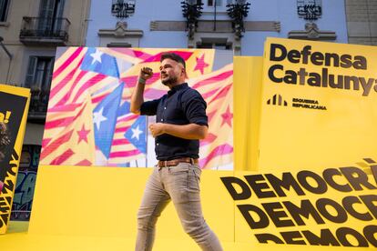 Gabriel Rufian, durante el acto final de campaña electoral de ERC en la Vila de Gracia, este viernes.