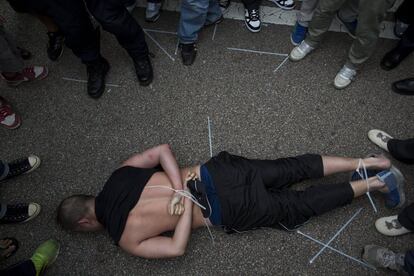 Un hombre es detenido en Hong Kong tras intentar atacar a Jimmy Lai, magnate del periódico pro-democrático Apple Daily de Hong Kong, mientras participa en las protestas prodemocráticas en Hong Kong.