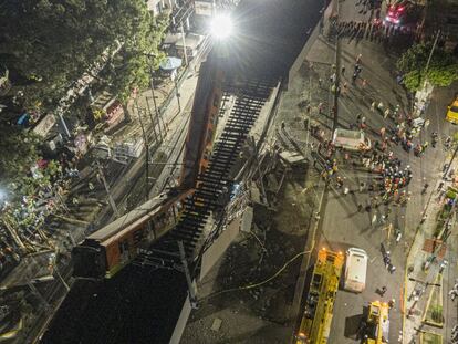 La estructura se desplomó sobre los vehículos que circulaban en la avenida Tláhuac.