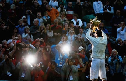 Rafa Nadal posa con el trofeo de Wimbledon, tras ganar al suizo Roger Federer, el 6 de julio de 2008.