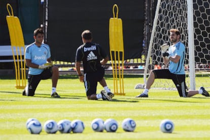 Adán (a la izquierda) y Casillas, durante un entrenamiento en Los Ángeles.