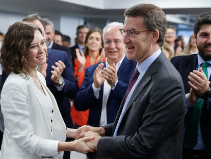 Alberto Núñez Feijóo saludaba en junio a la presidenta de la Comunidad de Madrid, Isabel Díaz Ayuso, durante una junta directiva nacional del PP.