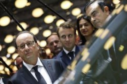 El presidente francés, François Hollande, durante su visita del viernes al Salón del Automóvil de París, donde avanzó que PSAyRenault tendrán coches que consuman dos litros a los 100 kilómetros en 2019.