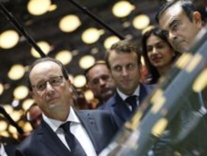 El presidente francés, François Hollande, durante su visita del viernes al Salón del Automóvil de París, donde avanzó que PSAyRenault tendrán coches que consuman dos litros a los 100 kilómetros en 2019.