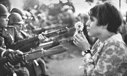 Kasmir era uma estudante de 17 anos que participou em 21 de Outubro de 1967 de uma marcha ao Pentágono contra a Guerra do Vietnã. O fotógrafo Marc Riboud captou o momento em que a adolescente levantou um crisântemo em sinal de paz diante das baionetas dos guardas que escoltavam a marcha. Esse instantâneo, publicado em 1969 na revista 'Look', se transformou em um símbolo do Flower Power e do pacifismo hippie da época. Kasmir se tornou uma massagista que emigrou à Dinamarca após acabar seus estudos, voltou com sua filha aos EUA em 2002 e deu palestras durante sua vida como símbolo do pacifismo.