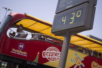 Un termómetro de Plaza de Armas en Sevilla, marcaba 43 grados a las tres de la tarde.