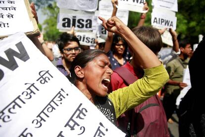 Una mujer durante una de las protesta en Nueva Delhi contra la violación de una niña de ocho años, en Kathua. 