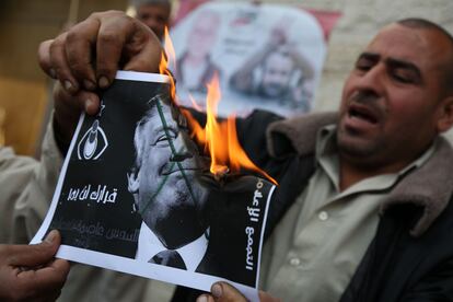Un palestino quema en Gaza una imagen de Donald Trump en una protesta por el reconocimiento de Jerusalén como capital de Israel, en diciembre de 2017. 
