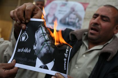 Um palestino queima imagen de Donald Trump durante protesto em Gaza contra o reconhecimento de Jerusalém como capital de Israel, em 2017.