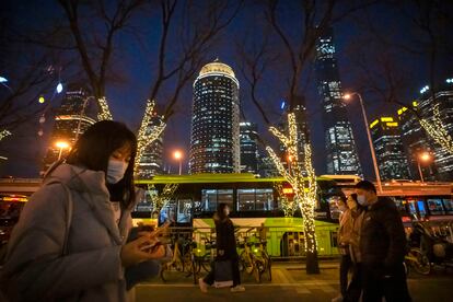 Varías personas con mascarilla caminan en el distrito de negocios de Pekín, en China, el 2 de febrero de 2023.