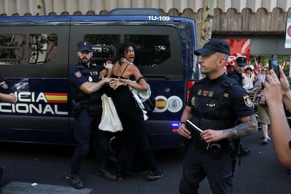La Policía Nacional detiene a una mujer durante una manifestación a favor de Palestina frente de la Embajada de Egipto en Madrid el 28 de julio de 2025.