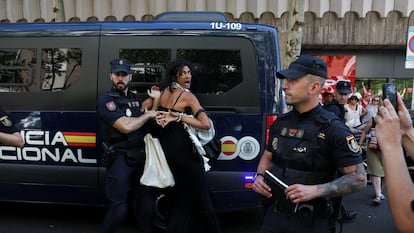 La Policía Nacional detiene a una mujer durante una manifestación a favor de Palestina frente de la Embajada de Egipto en Madrid el 28 de julio de 2025.