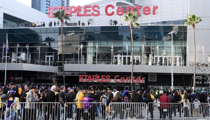 Aficionados a las afueras del Staples Center antes del funeral.