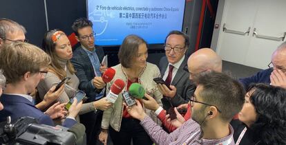 Reyes Maroto, ministra de Industria, Comercio y Turismo en funciones, atiende a los medios tras el 2º Foro de vehículo eléctrico, conectado y autónomo China-España, en Madrid.