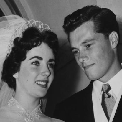 <p>Elizabeth Taylor se casó en siete ocasiones, aunque el matrimonio más fugaz de la actriz fue con su primer marido. En 1650, cuando tenía 18 años, se casó con Conrad Hilton Jr en una boda celebrada por todo lo alto y organizada por los estudios MGM que sirvió para promocionar la siguiente película de la estrella de Hollywood.</p> <br> <p> <p> No había pasado ni un año desde su enlace —en concreto, ocho meses— y la pareja se divorciaba. La estrella de la industria del cine no solo descubrió que tenían pocas cosas en común, sino que era maltratador y alcohólico.</p> <br> <p>