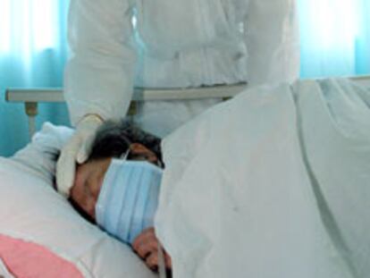 Una enfermera atiende a un paciente de SARS ayer en un hospital de Guangzhou (Guangdong, sur de China).
/ AFP