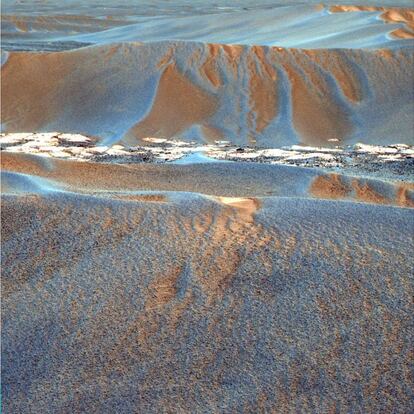 La gran duna de Marte apodada Escila por los geólogos, se aprecia en falso color en esta fotografía tomada por el robot Opportunity dee la NASA en la zona del Meridiani Planum el pasado mes de noviembre. Los azules son polvo basáltico mezclado con esférulas de hematites que han invadido el sustrato rojizo. La duna parece haber sufrido una intensa erosión eólica reciente.