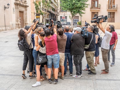 Un grupo de periodistas, el día 21 a la llegada del presidente de las Cortes valencianas a la reunión de la ejecutiva de Compromís en la que dimitió Mónica Oltra.