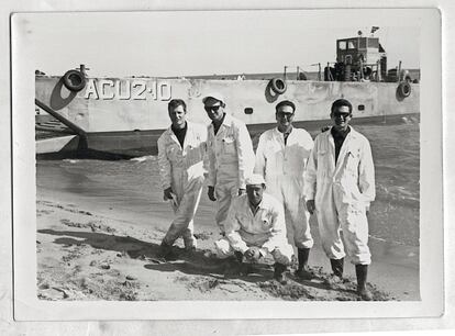 Paco Paredes y sus compañeros de la Junta de Energía Nuclear (JEN) en la playa de Palomares en enero de 1966.