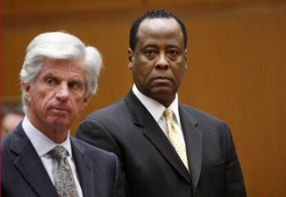 Conrad Murray, el médico personal de Michael Jackson, con uno de sus abogados el 5 de abril de 2010