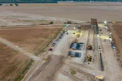 Vista aérea de la construcción del muro fronterizo en La Casita-Garciasville, Texas