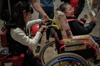 Ximena, niña con parálisis cerebral