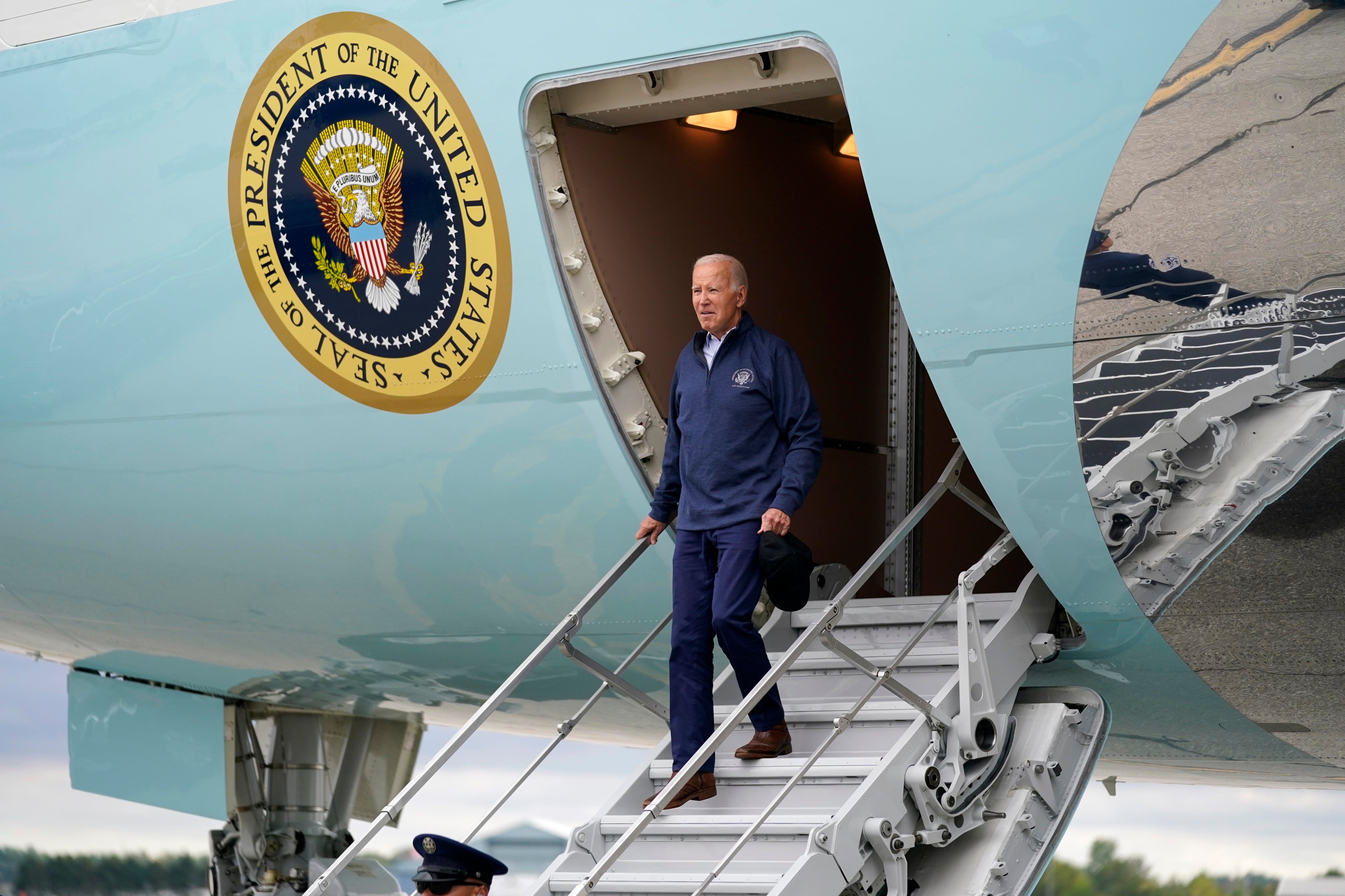 El presidente Joe Biden llega al aeropuerto metropolitano del condado de Wayne de Detroit para unirse al piquete de United Auto Workers, este martes 26 de septiembre de 2023, en Romulus, Michigan.