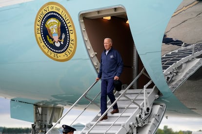 El presidente Joe Biden llega al aeropuerto metropolitano del condado de Wayne de Detroit para unirse al piquete de United Auto Workers, este martes 26 de septiembre de 2023, en Romulus, Michigan.