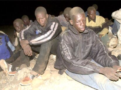 Un grupo de inmigrantes, detenidos por la Guardia Civil tras llegar el jueves a la isla de Fuerteventura a bordo de una patera.