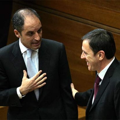 Francisco Camps y Joan Ignasi Pla conversaban ayer en las Cortes.