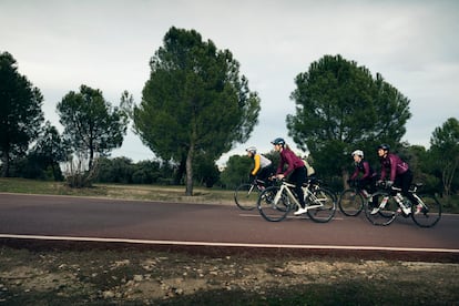 Integrantes del grupo #ciclismoPARATODAS ruedan en la Casa de Campo de Madrid. 