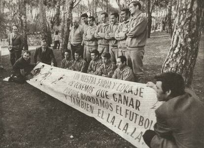 La selección posa en la Casa de Campo con una pancarta. De izquierda a derecha, de pie: Balmanya (seleccionador), Sadurní, Sáez, Gallego, Canós, Pirri, Zoco. Sentados: Rifé, Amancio, Grosso, Velázquez y Gento.